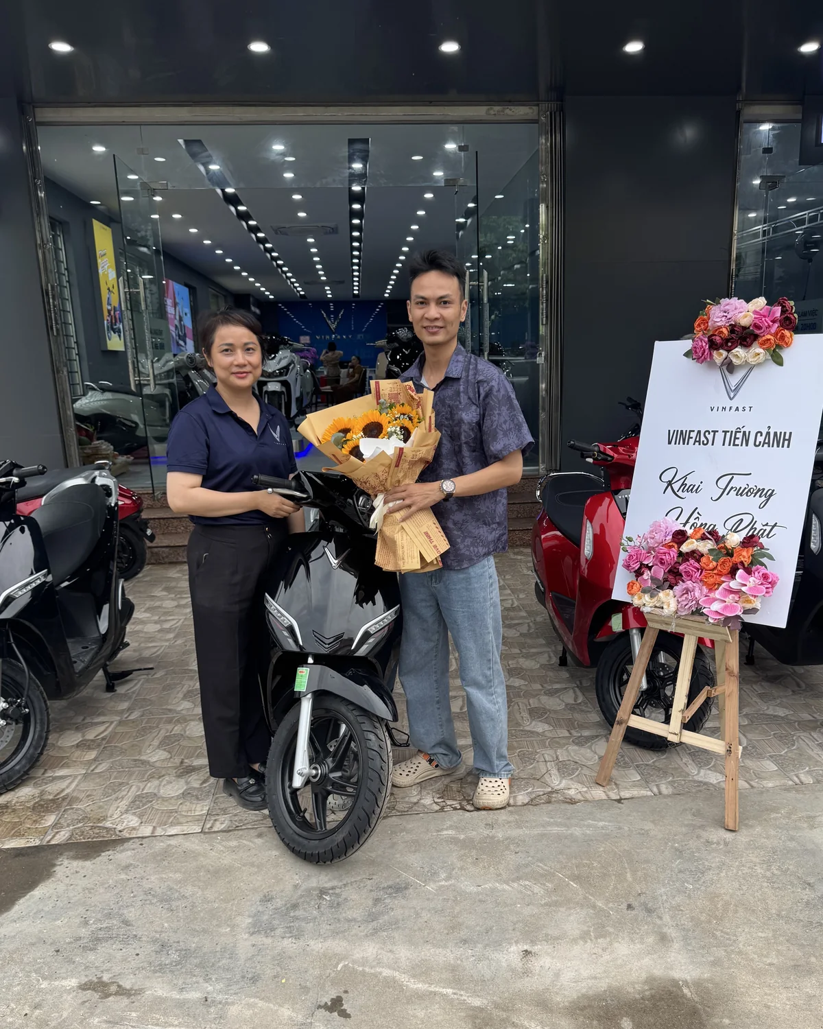 Khoảnh khắc bàn giao xe tại VinFast Tiến Cảnh